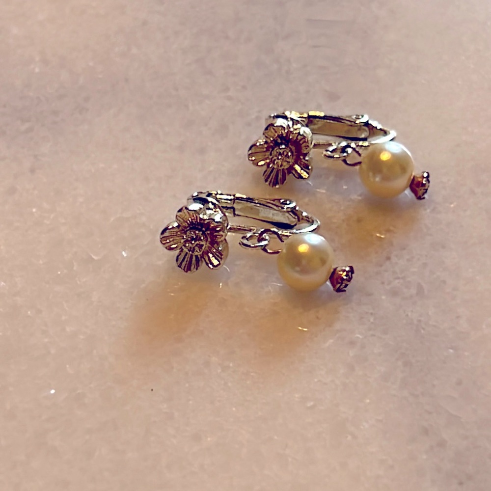 Vintage faux pearl and flower earrings! Super cute clip back!